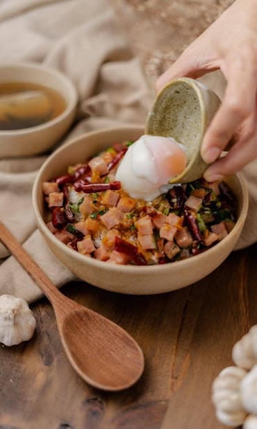 ข้าวดงบุริสไตล์ไทย-ญี่ปุ่น ไข่แดงดองครัวแม่พิมพ์