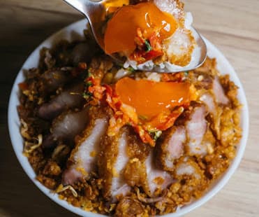 ข้าวหน้าหมูกรอบสไลซ์ดงบุริ